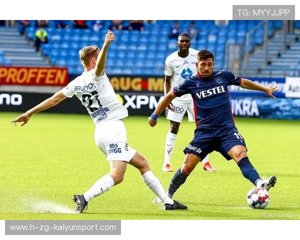 曼城在多线作战中的人员轮换堪称教科书级别，曼城阵型和进攻方式